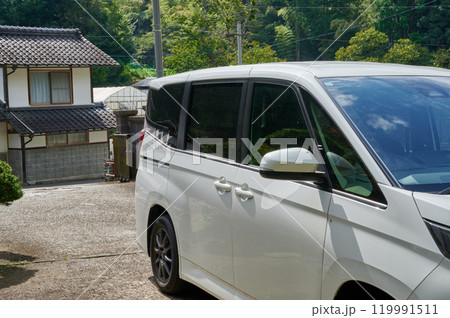 駐車場に止められた車 家 田舎 駐車場に止められた車 家 田舎 119991511
