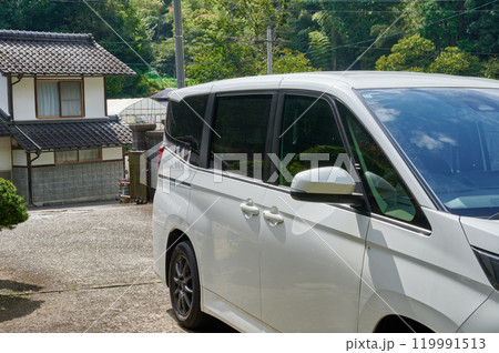 駐車場に止められた車 家 田舎 駐車場に止められた車 家 田舎 119991513
