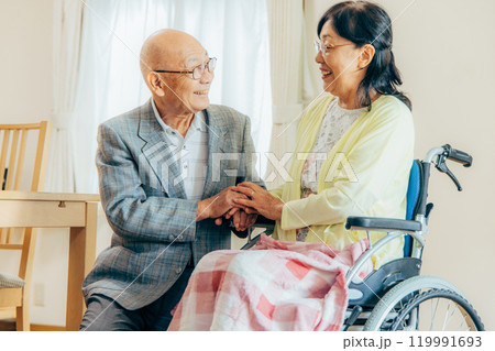 車椅子に座るシニア女性 夫婦 車椅子に座るシニア女性 夫婦 119991693