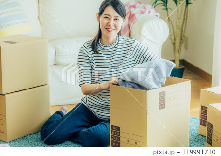 引越しの準備をする女性 119991710