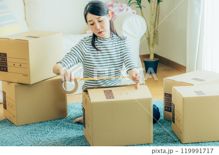 引越しの準備をする女性 119991717
