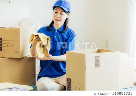 引越しの準備をする女性　業者 119991725