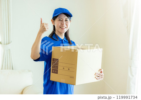 引越しの準備をする女性 業者 引越しの準備をする女性 業者 119991734