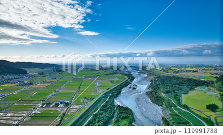 秋の黒部川にかかる赤い愛本橋周辺の風景 秋の黒部川にかかる赤い愛本橋周辺の風景 119991788