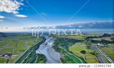秋の黒部川にかかる赤い愛本橋周辺の風景 秋の黒部川にかかる赤い愛本橋周辺の風景 119991789