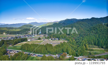 秋の黒部川にかかる赤い愛本橋周辺の風景 秋の黒部川にかかる赤い愛本橋周辺の風景 119991793