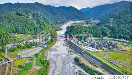 秋の黒部川にかかる赤い愛本橋周辺の風景 秋の黒部川にかかる赤い愛本橋周辺の風景 119991797