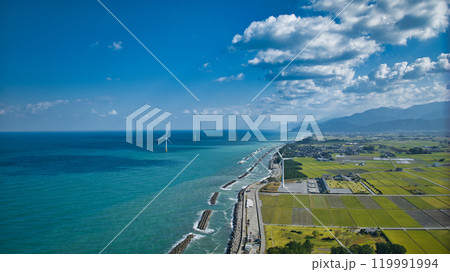 秋の富山県入善町沿岸の洋上風力発電風車や防波堤などの様子 119991994