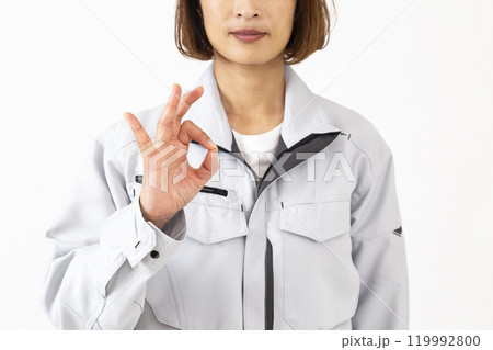 白背景に作業服を着た女性 白背景に作業服を着た女性 119992800