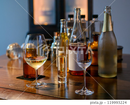 ワイン、バーカウンター 119993224