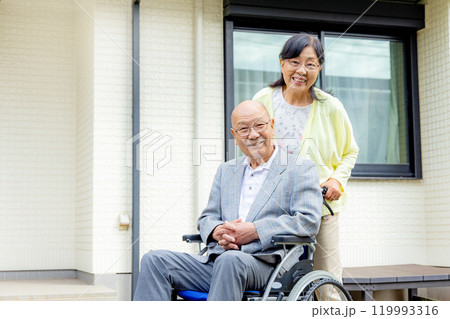 車椅子に座るシニア女性 夫婦 車椅子に座るシニア女性 夫婦 119993316