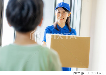 配送するスタッフ女性 配送するスタッフ女性 119993329