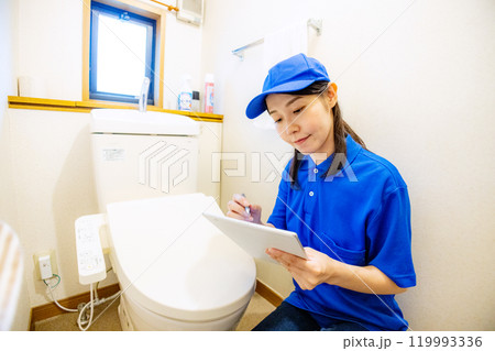 トイレの点検をする女性スタッフ 119993336