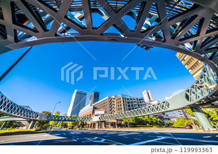 日本の横浜都市景観 歩道橋のある街…新港サークルウォークや横浜ランドマークタワーなどを望む=7日 日本の横浜都市景観 歩道橋のある街…新港サークルウォークや横浜ランドマークタワーなどを望む=7日 119993363