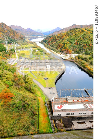 紅葉の田子倉ダム　福島県会津郡 只見町 119993467