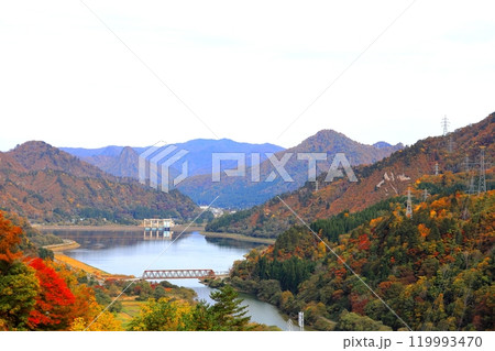 紅葉の只見ダム 福島県会津郡 只見町 紅葉の只見ダム 福島県会津郡 只見町 119993470