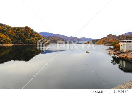 紅葉の田子倉ダム　福島県会津郡 只見町 119993474