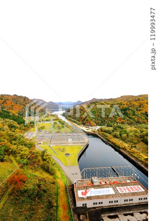 紅葉の田子倉ダム　福島県会津郡 只見町 119993477