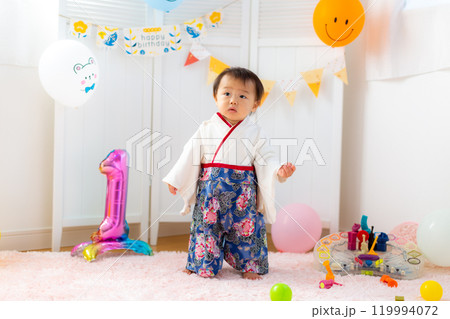 1歳男児の誕生日を祝う家族　1歳 119994072