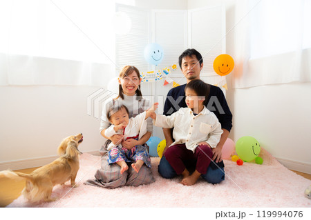 1歳男児の誕生日を祝う家族　1歳　一升餅 119994076