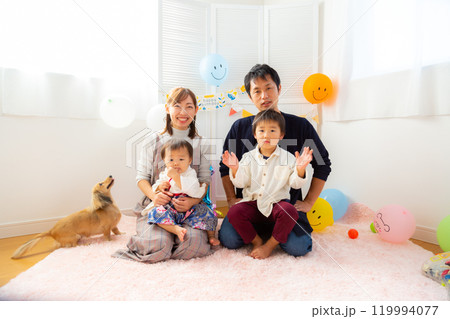 1歳男児の誕生日を祝う家族と愛犬　1歳　一升餅 119994077