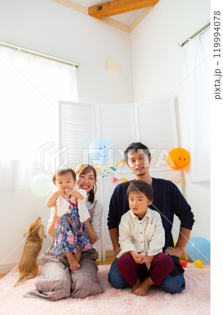 1歳男児の誕生日を祝う家族と愛犬　1歳　一升餅 119994078