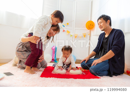 1歳男児の誕生日を祝う家族　1歳　一升餅 119994080