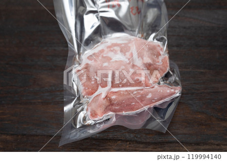 ジビエイメージ 猪の冷凍肉 (写真素材) ジビエイメージ 猪の冷凍肉 (写真素材) 119994140