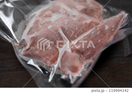 ジビエイメージ 猪の冷凍肉 (写真素材) ジビエイメージ 猪の冷凍肉 (写真素材) 119994142
