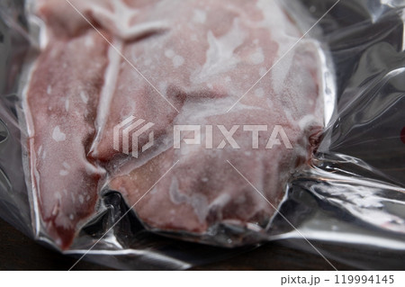 ジビエイメージ　猪の冷凍肉　(写真素材) 119994145