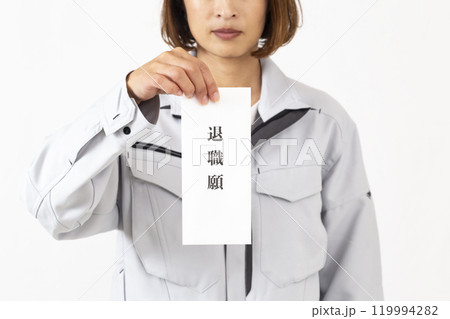 白背景に作業服を着た女性 119994282