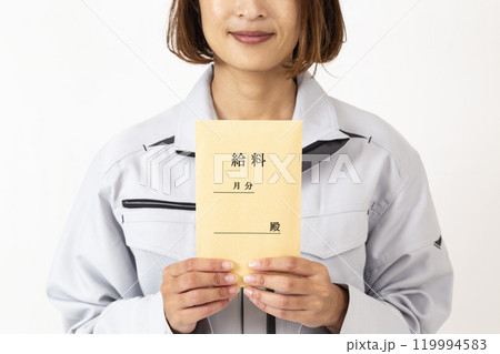 白背景に給料袋を持つ作業服の女性 119994583