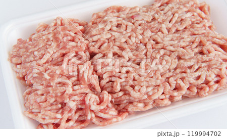 食品トレーの上の豚ミンチ肉・豚ひき肉 食品トレーの上の豚ミンチ肉・豚ひき肉 119994702