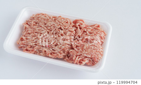 食品トレーの上の豚ミンチ肉・豚ひき肉 食品トレーの上の豚ミンチ肉・豚ひき肉 119994704