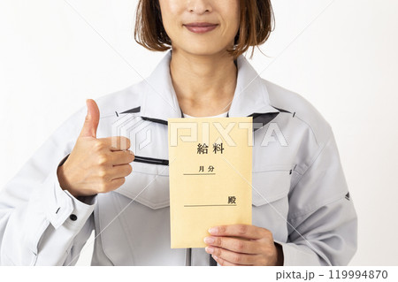 白背景に給料袋を持つ作業服の女性 白背景に給料袋を持つ作業服の女性 119994870