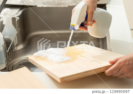 まな板の漂白除菌をするミドル〜シニア女性の手元 119995097