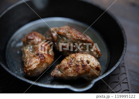 ジビエイメージ　スキレットでよく焼いた猪肉　(写真素材) 119995122
