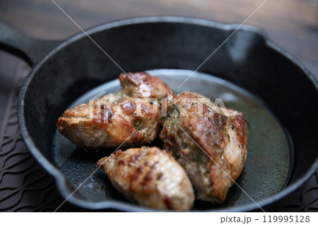 ジビエイメージ スキレットでよく焼いた猪肉 (写真素材) ジビエイメージ スキレットでよく焼いた猪肉 (写真素材) 119995128