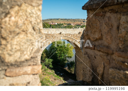 スペイン、トレド、アルカンタラ橋 119995198