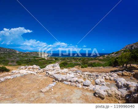 ミノア文明の遺跡に残る建物の土台石 (ギリシャ、クレタ島、グルニア) ミノア文明の遺跡に残る建物の土台石 (ギリシャ、クレタ島、グルニア) 119996040