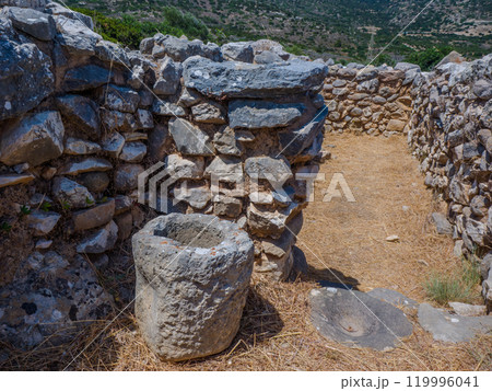 遺跡に残る石のすり鉢のような物 (ギリシャ、クレタ島、グルニア) 119996041