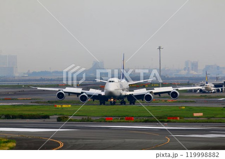 翼は欧州から… 着陸後に地上を移動するジャンボジェット『B747』 119998882