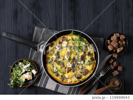 omelette with blue cheese, rye croutons and thyme 119999043