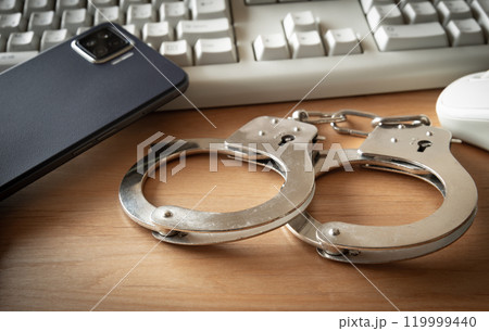 手錠とインターネット 犯罪イメージ サイバー犯罪 違法行為 不正利用 スマホ パソコン 手錠とインターネット 犯罪イメージ サイバー犯罪 違法行為 不正利用 スマホ パソコン 119999440