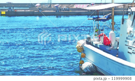 漁港の風景 渡船と釣り人【横構図】 119999908