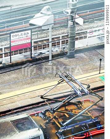 停車中の山陽電車 上部パンタグラフカット【縦構図】 停車中の山陽電車 上部パンタグラフカット【縦構図】 119999911