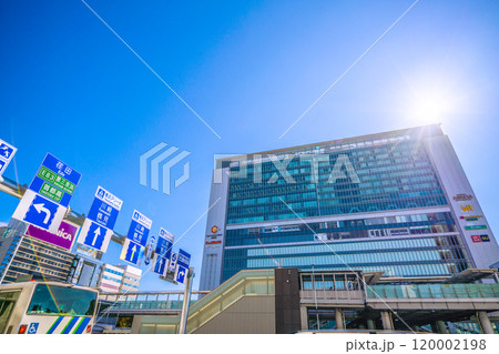 日本の横浜都市景観 新時代へ…道路整備も完了…新横浜駅や横浜プリンスHなどを望む。希望の光…＝7日 120002198