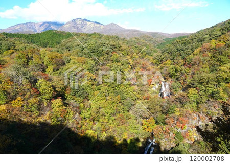 日光の秋　まもなく紅葉色　霧降の滝の風景 120002708