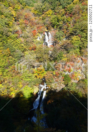 日光の秋 まもなく紅葉色 霧降の滝の風景 日光の秋 まもなく紅葉色 霧降の滝の風景 120002711