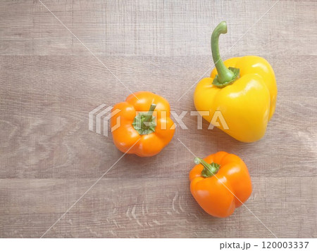 カラフルなパプリカと木目① 120003337